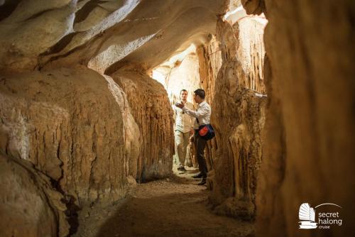 Visit Ho Dong Tien Cave 